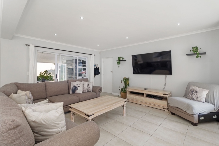 To Let 4 Bedroom Property for Rent in Sunningdale Western Cape